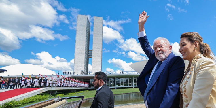 Brezilya lideri Lula, Planalto Sarayı’ndaki görevlileri isyancılara yardımla suçladı Brezilya lideri Lula, Planalto Sarayı’ndaki görevlileri isyancılara yardımla suçladı