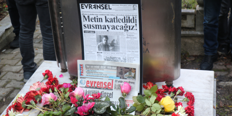 Gazeteci Göktepe mezarı başında anıldı: Hakikat susmadı Gazeteci Göktepe mezarı başında anıldı: Hakikat susmadı