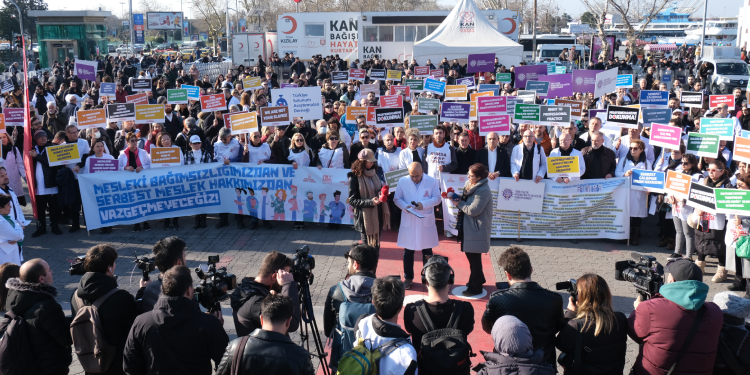 Hekimlerden tepki: Ne köle ne de ucuz iş gücü olacağız Hekimlerden tepki: Ne köle ne de ucuz iş gücü olacağız