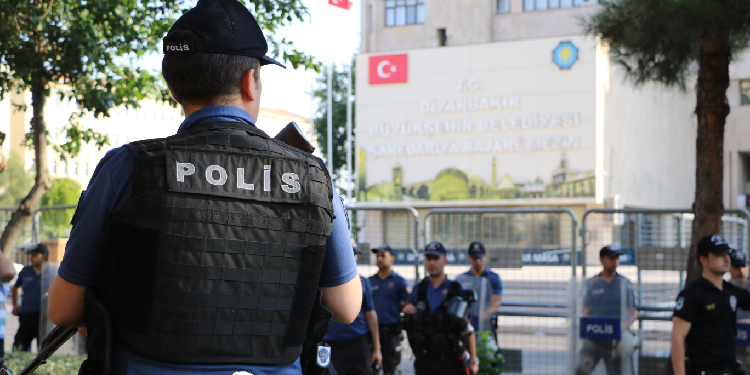 Kayyımlardan kadro seferberliği: 700 kişi “sözleşmeli” statüsüne geçirildi Kayyımlardan kadro seferberliği: 700 kişi “sözleşmeli” statüsüne geçirildi