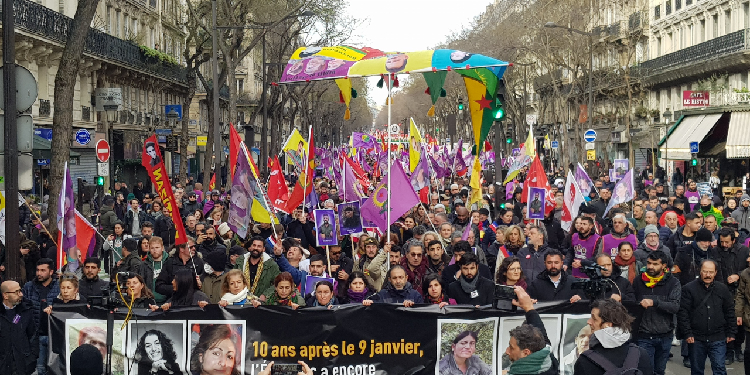 Paris’te on binlerin katılımıyla yürüyüş başladı Paris’te on binlerin katılımıyla yürüyüş başladı