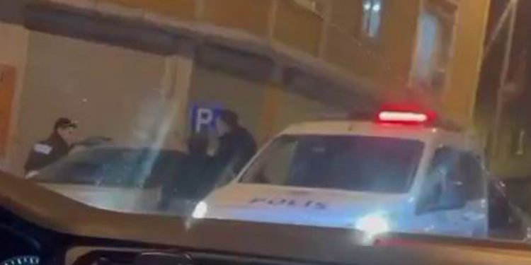 Polis, Amed plakalı aracın sahibini darp etti Polis, Amed plakalı aracın sahibini darp etti