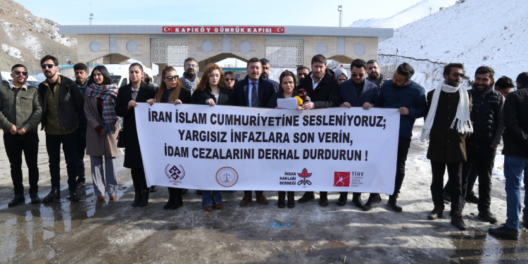 Sınırda İran rejimine seslendiler: İdamları durdurun Sınırda İran rejimine seslendiler: İdamları durdurun