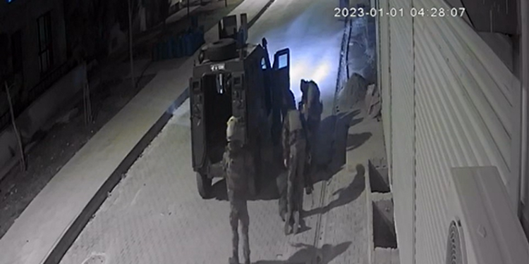 Yöresel kıyafet giyen biri çocuk 2 kişiye polis şiddeti Yöresel kıyafet giyen biri çocuk 2 kişiye polis şiddeti