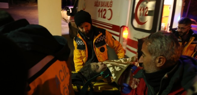 12 yaşındaki çocuk 143 saat sonra sağ çıkarıldı 12 yaşındaki çocuk 143 saat sonra sağ çıkarıldı