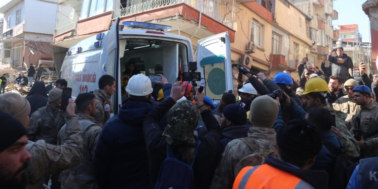 14 yaşındaki çocuk enkazdan 83 saat sonra kurtarıldı 14 yaşındaki çocuk enkazdan 83 saat sonra kurtarıldı