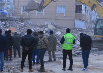 3 gündür enkaz altında olan 2 kadın kurtarıldı