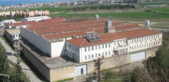İsyan çıkardıkları iddia edilen 7 tutuklu darp edilerek sevk edildi İsyan çıkardıkları iddia edilen 7 tutuklu darp edilerek sevk edildi