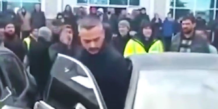 Tepki gösterilen Ulaştırma Bakanı bölgeyi terk etti Tepki gösterilen Ulaştırma Bakanı bölgeyi terk etti