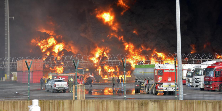 Gümrük çalışanı iddiası: İskenderun Liman yangını Limak’ın yasaklı IMO’lu konteynerlerinden çıktı Gümrük çalışanı iddiası: İskenderun Liman yangını Limak’ın yasaklı IMO’lu konteynerlerinden çıktı