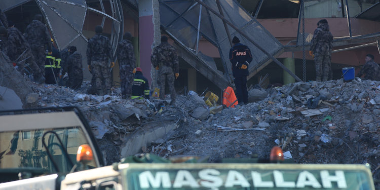 🔴 CANLI Depremin 12’nci günü: Engellemelere rağmen dayanışma sürüyor 🔴 CANLI Depremin 12’nci günü: Engellemelere rağmen dayanışma sürüyor