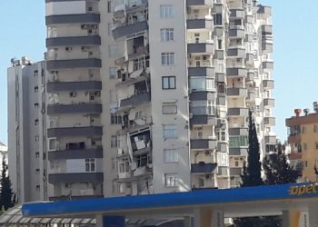 Adana ve Osmaniye’de binaların enkazı kaldırılıyor