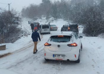 Kar yağışı Aydın’da yolu trafiğe kapattı