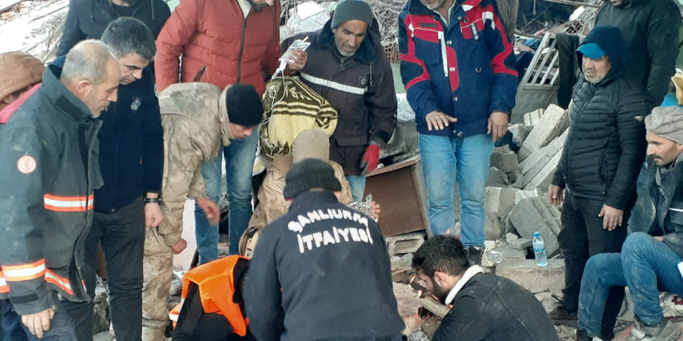 Adıyaman’da bir genç 37 saat sonra sağ çıkarıldı Adıyaman’da bir genç 37 saat sonra sağ çıkarıldı