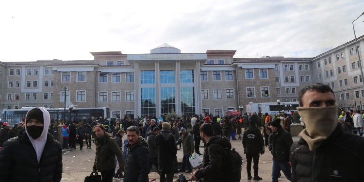Adıyaman’da depremzedeler valiliğe yürüdü Adıyaman’da depremzedeler valiliğe yürüdü