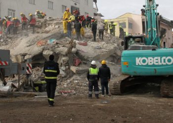 Akar Apartmanı’ndan 2 kişi daha sağ çıkarıldı