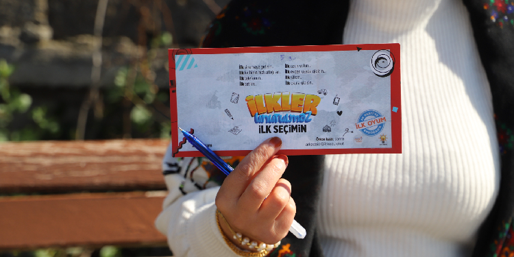 AKP’den depremin 3’üncü gününde gençlere “seçim” zarfı AKP’den depremin 3’üncü gününde gençlere “seçim” zarfı