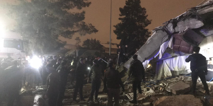 Amed’te çok sayıda kişi enkaz altında: Arama kurtarma ekipleri yetersiz Amed’te çok sayıda kişi enkaz altında: Arama kurtarma ekipleri yetersiz