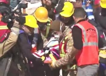 Antakya’da 3 kişi enkazdan sağ çıkarıldı