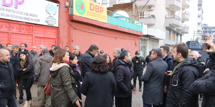 Botan’da depremzedeler için yardım çağrısına polis engeli Botan’da depremzedeler için yardım çağrısına polis engeli