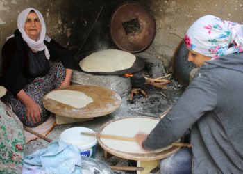 Botanlı kadınlar depremzedeler için ekmek pişiriyor