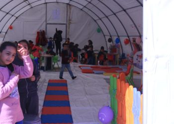 Çocuklara yaşadıklarını oyunlarla unutturmaya çalışıyorlar