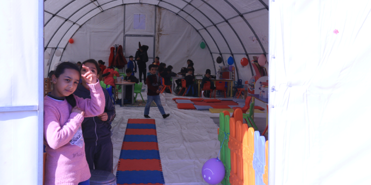 Çocuklara yaşadıklarını oyunlarla unutturmaya çalışıyorlar Çocuklara yaşadıklarını oyunlarla unutturmaya çalışıyorlar