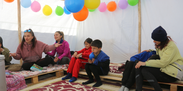 Çocukların yaralarını sarmak için harekete geçtiler Çocukların yaralarını sarmak için harekete geçtiler