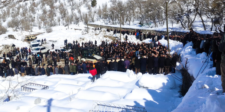Depremde yaşamını yitiren 3 kişi Çukurca’da defnedildi Depremde yaşamını yitiren 3 kişi Çukurca’da defnedildi