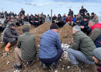 Depremde yaşamını yitirenler Gever’de defnedildi