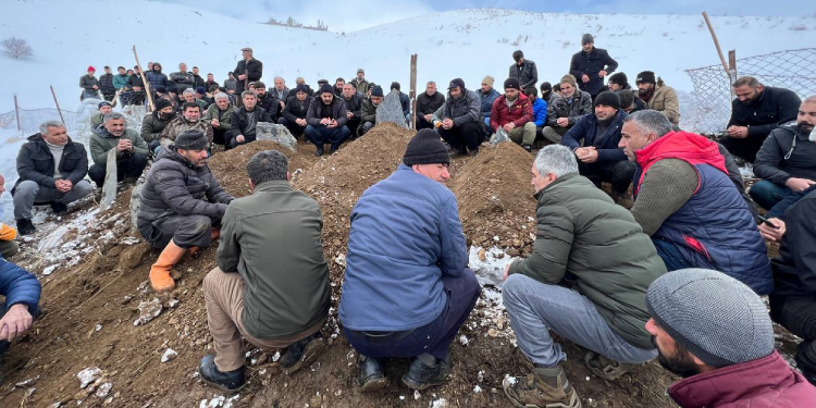 Depremde yaşamını yitirenler Gever’de defnedildi Depremde yaşamını yitirenler Gever’de defnedildi