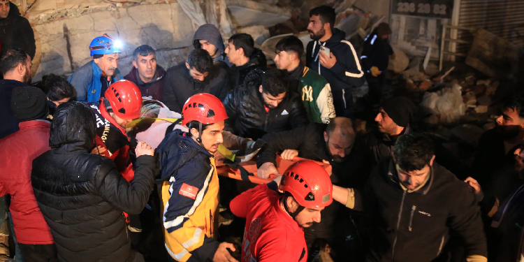Depremde yaşamını yitirenlerin sayısı 3 bin 381’e çıktı Depremde yaşamını yitirenlerin sayısı 3 bin 381’e çıktı