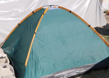 Amed’te polis depremzedelerin çadırlarını zorla kaldırdı