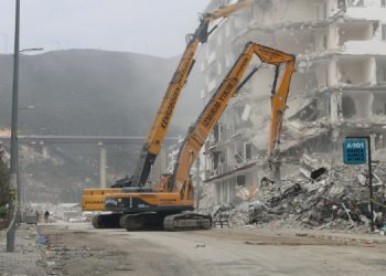 Depremzede: Çadır ve gıdaya ulaşım hala temel sorun