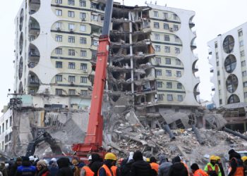 Antakya’da depremden etkilenen ağır hasarlı binaların yıkımı sürüyor