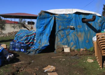 Depremzedeler: Muhtar çadırları kendi çevresine dağıtıyor