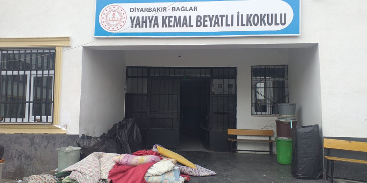 Diyarbakır’da depremzedeler barındıkları okuldan zorla çıkartılıyor Diyarbakır’da depremzedeler barındıkları okuldan zorla çıkartılıyor