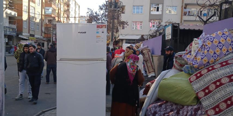 Diyarbakır’da riskli evler boşaltılıyor, halk çaresiz Diyarbakır’da riskli evler boşaltılıyor, halk çaresiz