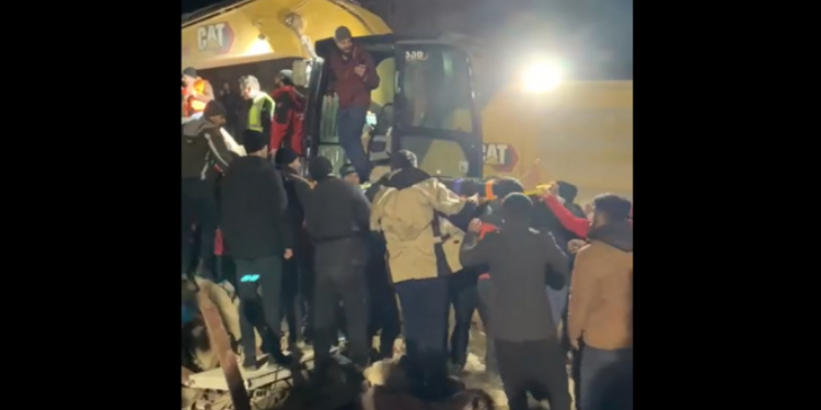 Enkaz altından kurtarılanların sayısı artıyor Enkaz altından kurtarılanların sayısı artıyor