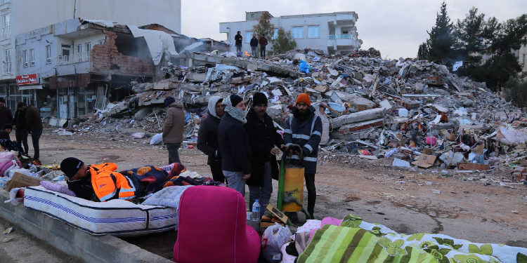 Enkazdan yakınlarının çıkarılmasını bekliyorlar: Adıyaman’ın A’sı kalmadı Enkazdan yakınlarının çıkarılmasını bekliyorlar: Adıyaman’ın A’sı kalmadı