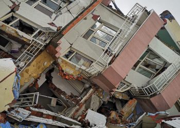 Hatay’da depremzedeler, hasarlı evlerden eşyalarını tahliye ediyor