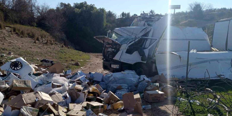 Hatay’a yardım götüren kamyon kaza yaptı Hatay’a yardım götüren kamyon kaza yaptı