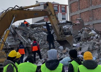 HDP’li sarı bereliler enkaz alanlarında