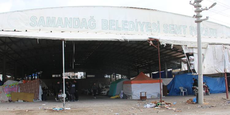 İlçenin yüzde 90’ı çadır bekliyor, gönderilenler dağıtılmıyor İlçenin yüzde 90’ı çadır bekliyor, gönderilenler dağıtılmıyor