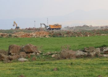 İslahiye’de enkaz kalıntıları tarım arazilerine dökülüyor