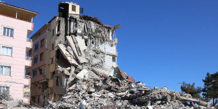 İslahiye’de kepçeler durdu: Deprem enkazı ihaleye verildi İslahiye’de kepçeler durdu: Deprem enkazı ihaleye verildi