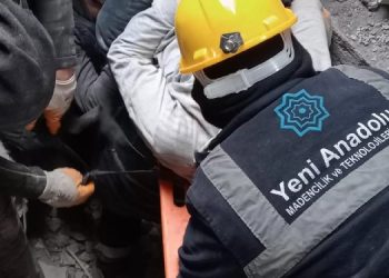 Madenciler deprem bölgesinde: Enkaz altındakilere ulaşmaya başladılar