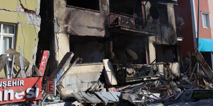 Malatya’da 4.7 büyüklüğünde deprem: Bir bina öne doğru yattı Malatya’da 4.7 büyüklüğünde deprem: Bir bina öne doğru yattı