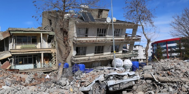 Mor Dayanışma deprem bölgesinde “kadın dayanışma çadırı” kurdu Mor Dayanışma deprem bölgesinde “kadın dayanışma çadırı” kurdu