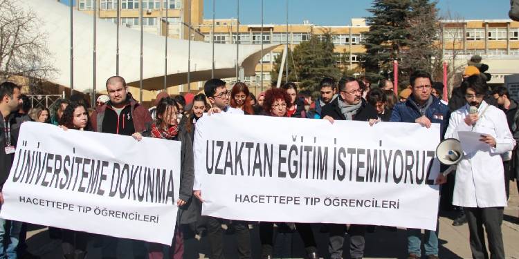 Öğrencilerden uzaktan eğitime tepki: Çözüm değil Öğrencilerden uzaktan eğitime tepki: Çözüm değil